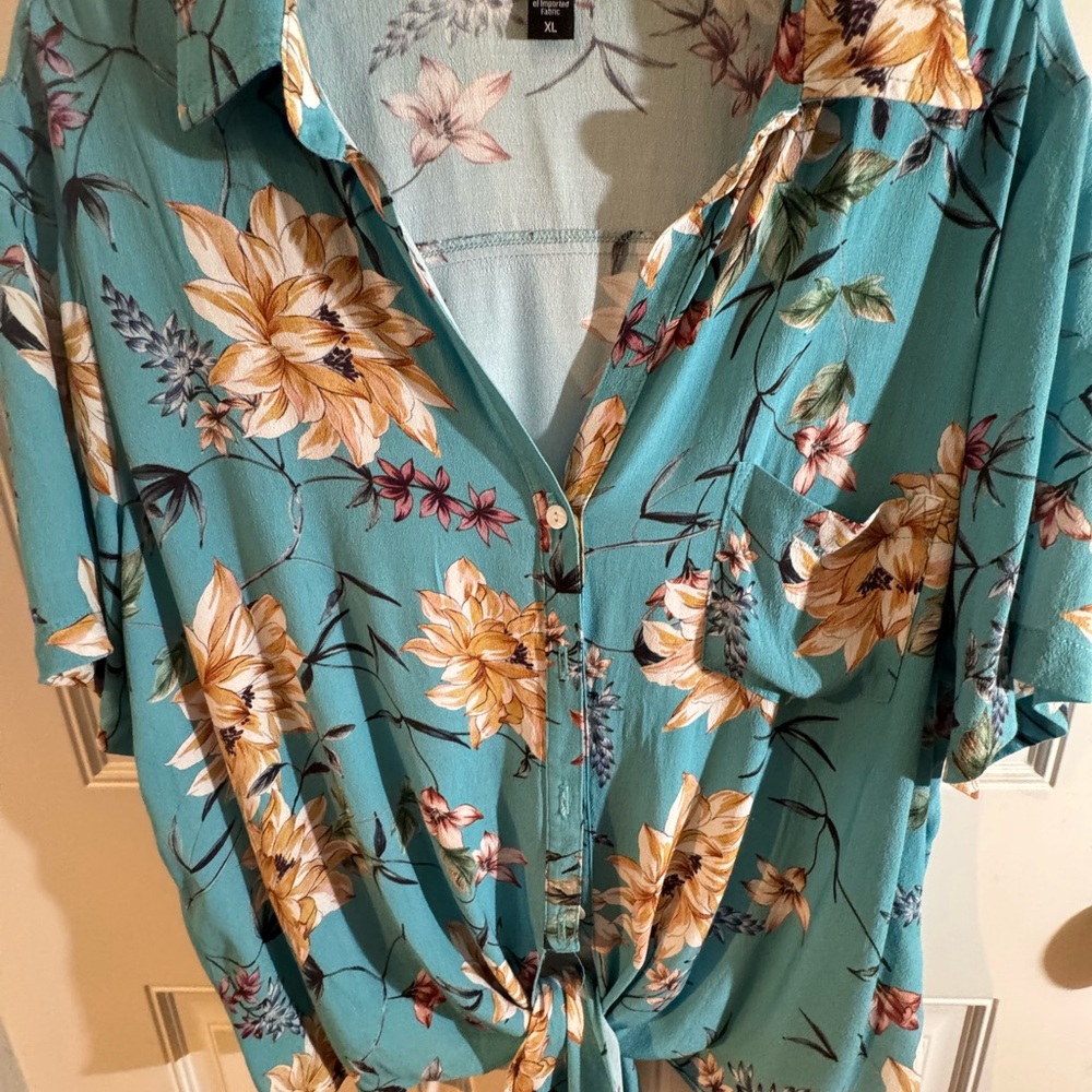 Pre owned Karen Kane Floral Tie Blouse